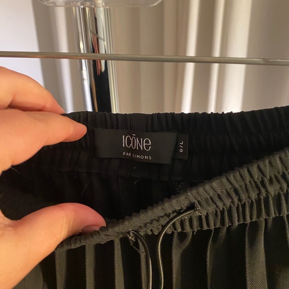 Super cute and confortable black skirt with a waist elastic L Simons - Picture 2 of 2